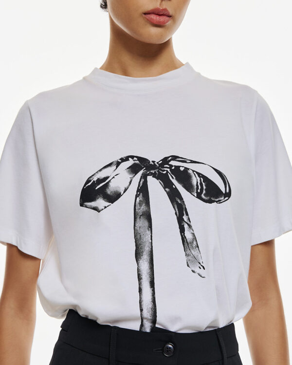 T-shirt with a bow print- Access Fashion - Image 3