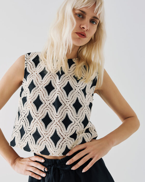 Sleeveless top with embroidered pattern - Access Fashion - Image 3