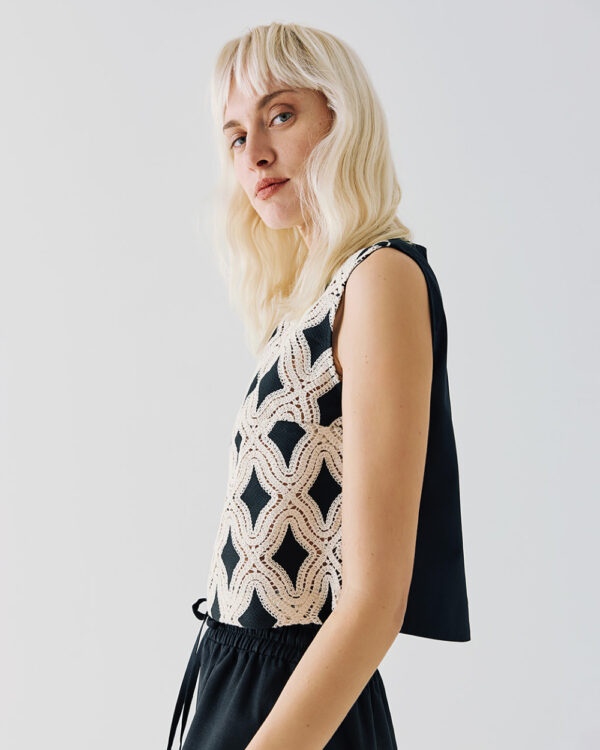 Sleeveless top with embroidered pattern - Access Fashion - Image 5