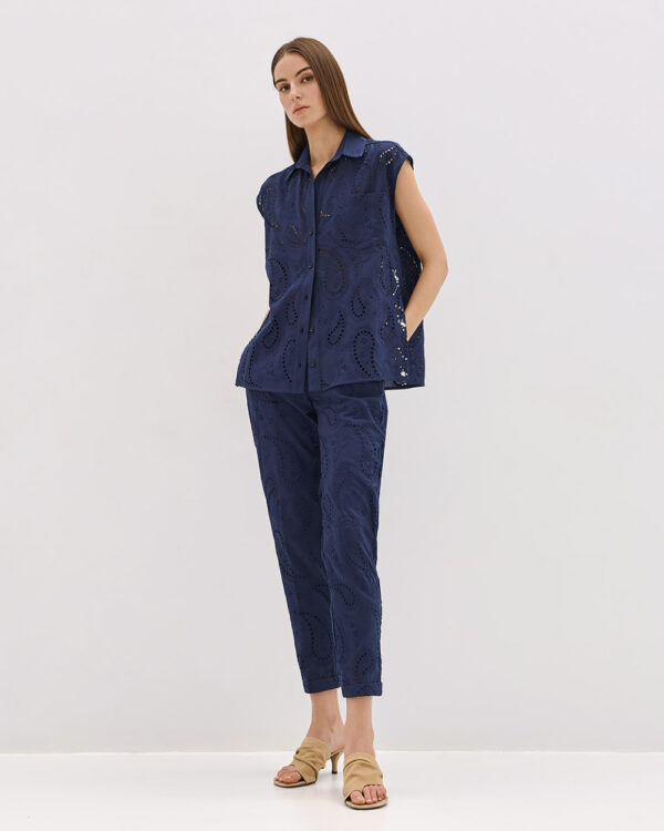 Sleeveless broderie shirt with rhinestones -  Access Fashion