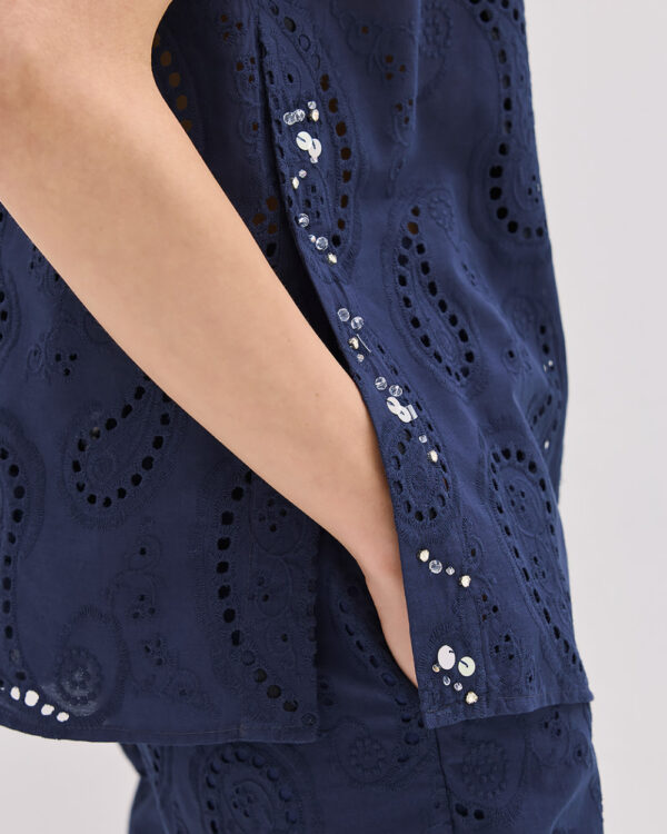 Sleeveless broderie shirt with rhinestones -  Access Fashion - Image 4