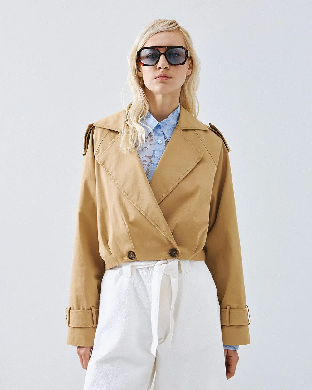 Brouska - S26-1034 Cropped trench coat with pleats - Access Fashion - Image 2