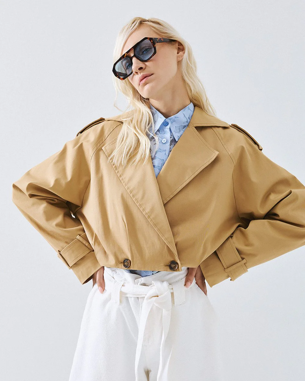 Brouska - S26-1034 Cropped trench coat with pleats - Access Fashion - Image 4