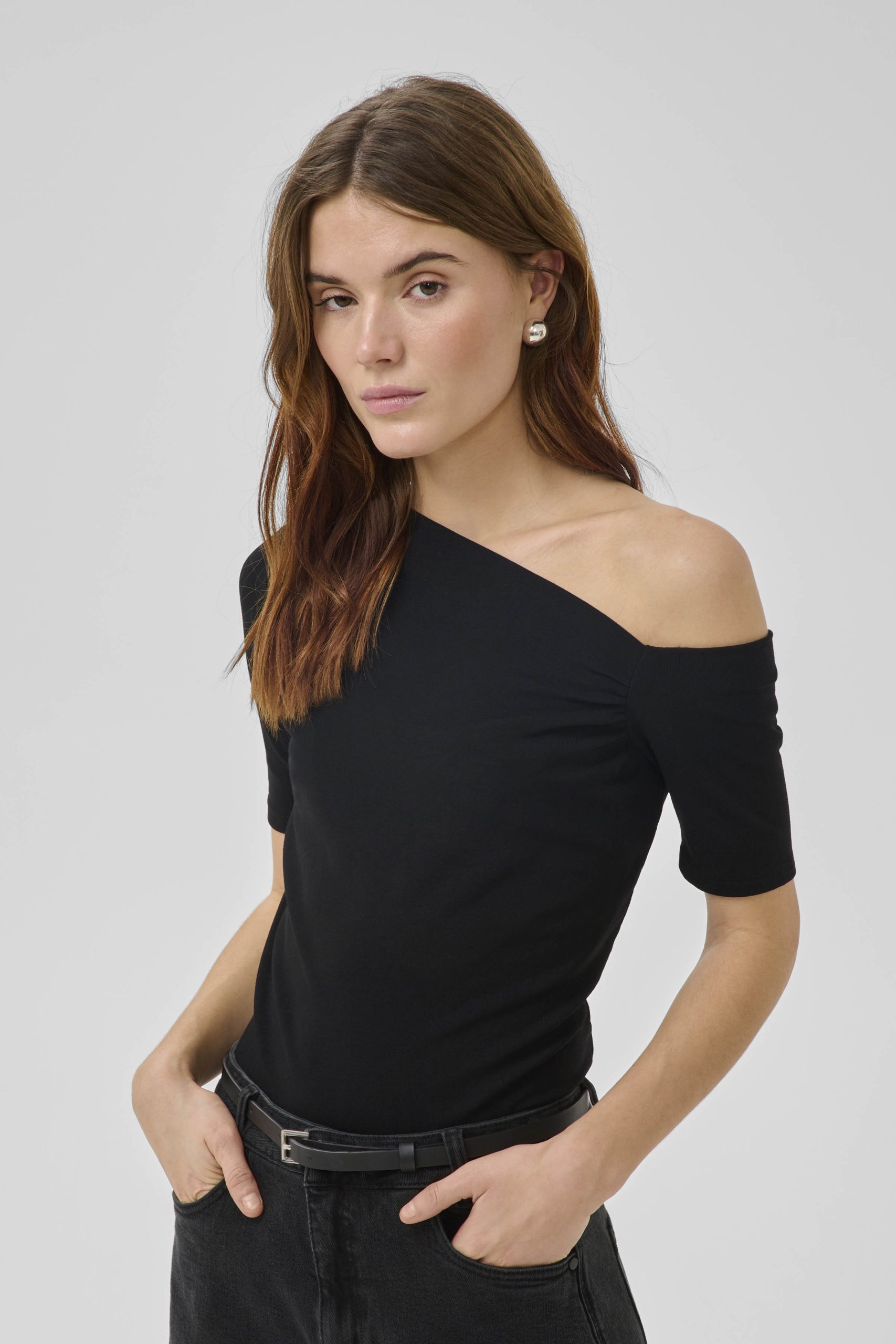 Brouska - MES26-5450 Nupti off-shoulder tee - My Essential Wardrobe - Image 4