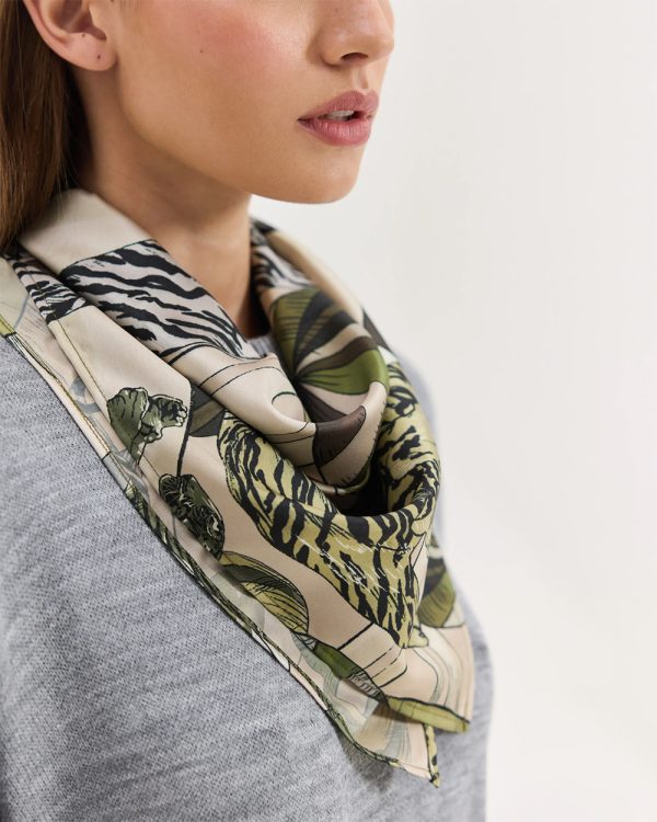 Alternative view of Pegasus scarf - Hemithea
